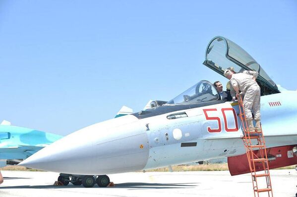 Presidente sírio, Bashar Assad, subiu a bordo de um caça russo Su-35, durante sua visita à base aérea de Hmeymim - Sputnik Brasil