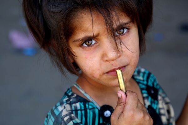 Menina síria na região de Raqqa, Síria - Sputnik Brasil