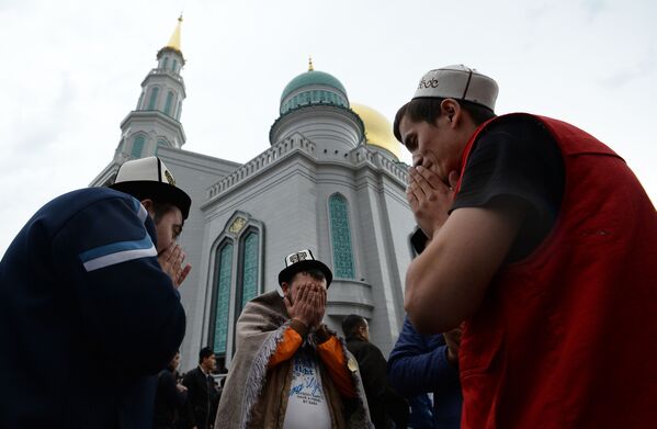 Muçulmanos em Moscou no dia do Eid al-Fitr - Sputnik Brasil