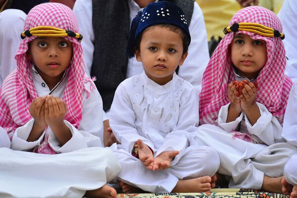 Jovens muçulmanos rezam por ocasião da Eid al-Fitr - Sputnik Brasil