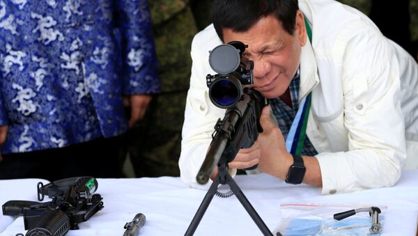 Duterte testa os armamentos - Sputnik Brasil