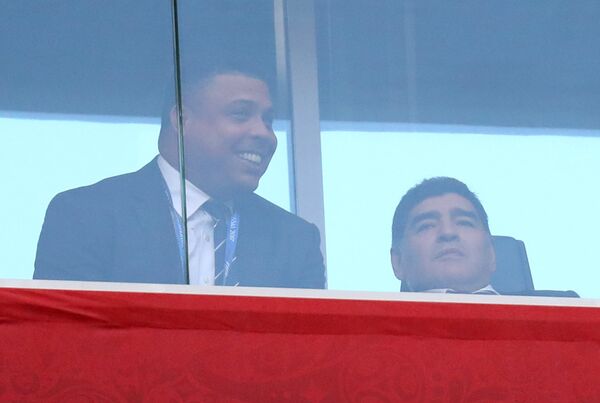 Os ex-jogadores Ronaldo e Diego Maradona - Sputnik Brasil