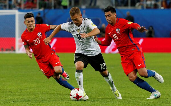 O alemão Joshua Kimmich disputa a bola com dois chilenos - Sputnik Brasil