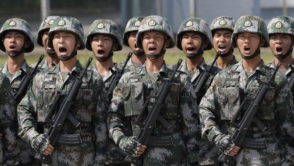 Soldados chineses gritando slogans enquanto o presidente Xi Jinping inspeciona o Exército de Libertação Popular, em 30 de junho de 2017 - Sputnik Brasil