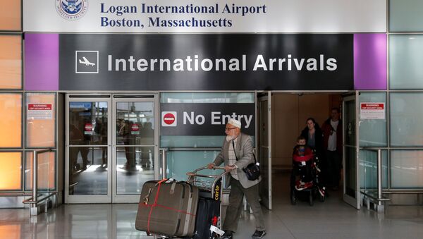 International travelers arrive after U.S. President Donald Trump's executive order travel ban at Logan Airport in Boston, Massachusetts, U.S - Sputnik Brasil