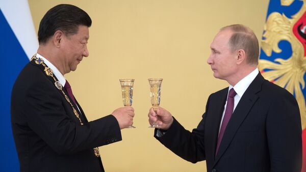 Xi Jinping e Vladimir Putin tomam brindam uma copa de champanhe durante o encontro em Moscou, em 4 de julho de 2017 - Sputnik Brasil