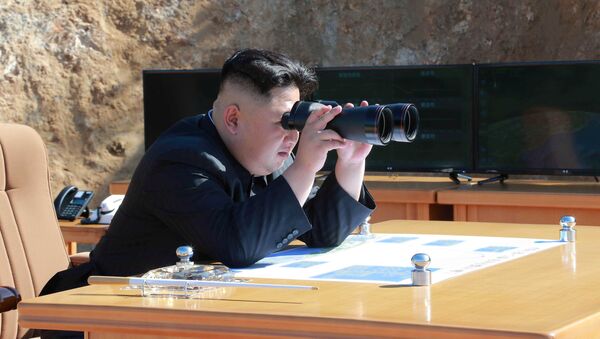Kim Jong-un observa o lançamento de míssel intercontinental balístico realizado em 4 de julho de 2017 - Sputnik Brasil