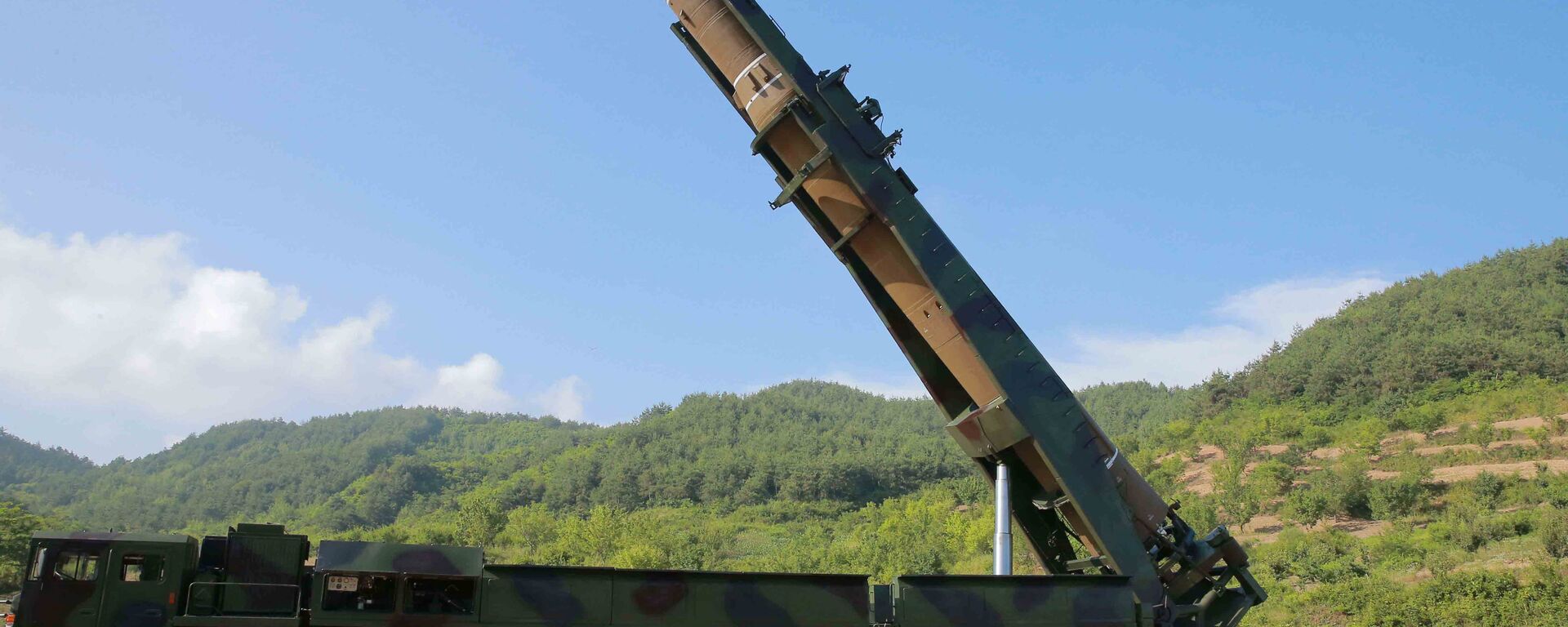 Imagem do Hwasong-14, míssil que a Coreia do Norte afirma ser de longo alcance (intercontinental), em teste realizado em 4 de julho de 2017 - Sputnik Brasil, 1920, 28.12.2021