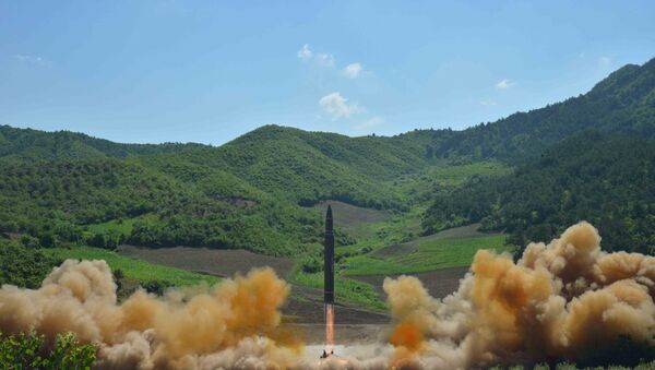 Míssil norte-coreano testado em 4 de julho de 2017 - Sputnik Brasil