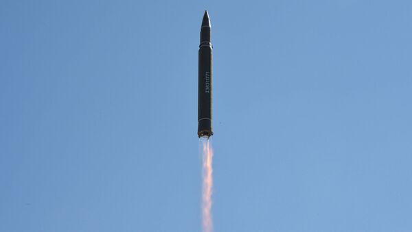 Míssil norte-coreano Hwasong-14 - Sputnik Brasil