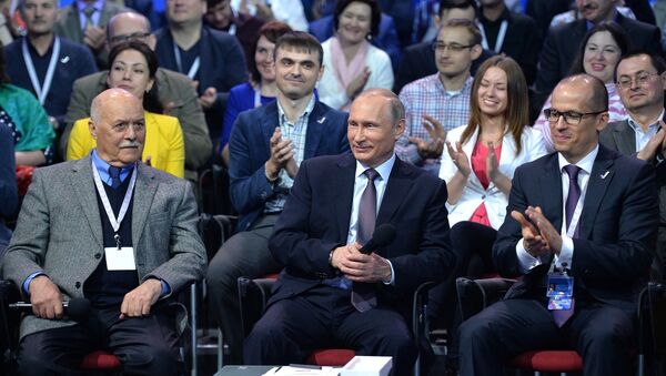 Presidente russo Vladimir Putin no Fórum de Mídia Local e Regional Independente, em São Petersburgo - Sputnik Brasil