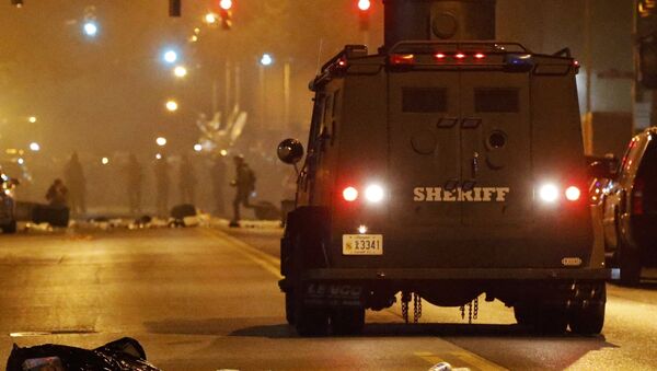 A polícia de Baltimore tenta implementar um toque de recolher na cidade. - Sputnik Brasil
