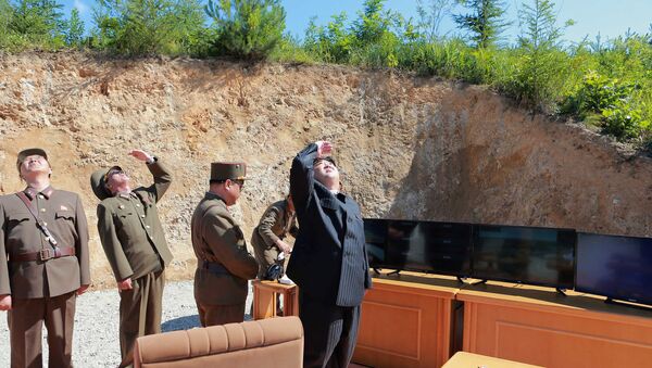 O líder norte-coreano, Kim Jong-un, observando teste de míssil Hwasong-14 - Sputnik Brasil