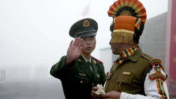 This file photo taken on July 10, 2008 shows a Chinese soldier (L) next to an Indian soldier at the Nathu La border crossing between India and China in India's northeastern Sikkim state - Sputnik Brasil