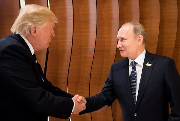 O primeiro aperto de mão entre os presidentes Trump e Putin - Sputnik Brasil