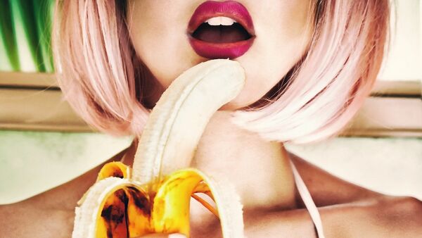 Una mujer come plátano - Sputnik Brasil