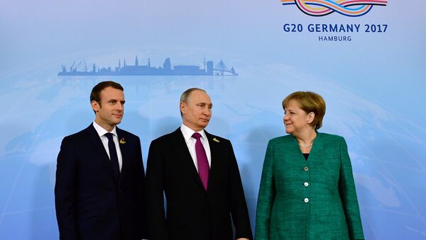 O presidente francês, Emmanuel Macron, o presidente russo, Vladimir Putin, e a chanceler alemã, Angela Merkel, no âmbito da cúpula do G20, em 8 de julho de 2017 - Sputnik Brasil