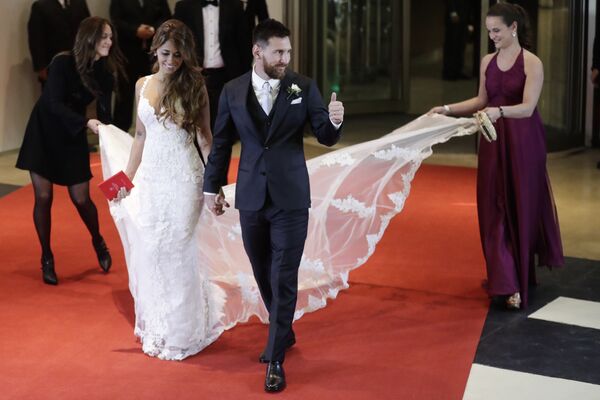 Futebolista argentino, Lionel Messi, com sua noiva Antonella Roccuzzo depois de registrar casamento civil em Rosario, Argentina - Sputnik Brasil
