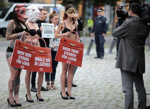 Meninas protestam contra uso de pele de animais na moda, Berlim, Alemanha - Sputnik Brasil