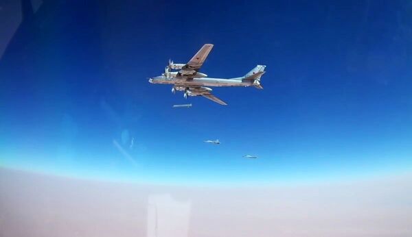 Tu-95MS russos disparam mísseis Kh-101 contra posições de terroristas na Síria - Sputnik Brasil