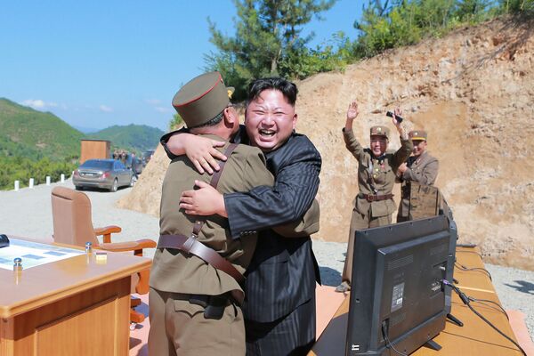 Líder norte-coreano, Kim Jong-un, após lançamento bem-sucedido de míssil balístico - Sputnik Brasil