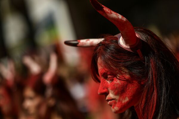Participante do protesto contra touradas na véspera do festival de San Fermin em Pamplona, Espanha - Sputnik Brasil