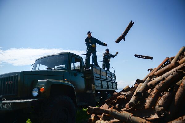 Voluntários da expedição multifuncional Gogland recolhem tubos e invólucros de projéteis de artilharia na ilha de Bolshoy Tyuters, no golfo da Finlândia - Sputnik Brasil