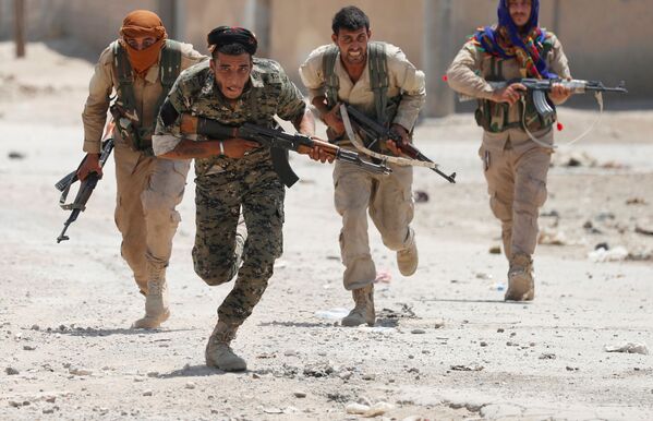 Milicianos curdos do YPG correm nas ruas de Raqqa - Sputnik Brasil