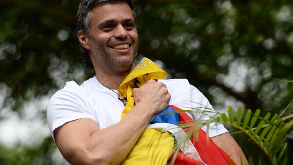 Opositor de Nicolás Maduro, Leopoldo López foi ovacionado pelos seus apoiadores após ser libertado em Caracas, na Venezuela - Sputnik Brasil