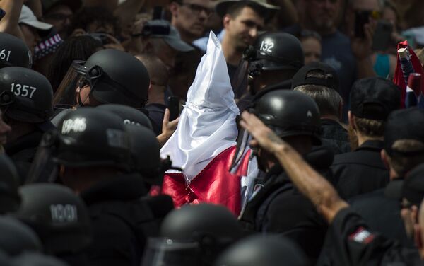 Polícia escolta membro do grupo supremacista branco Ku Klux Klan (KKK) - Sputnik Brasil