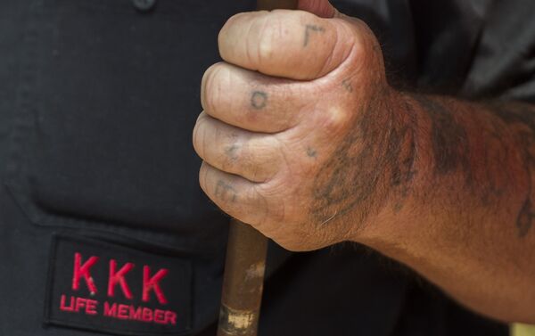 Membro do KKK com a palavra amor tatuada nos dedos - Sputnik Brasil