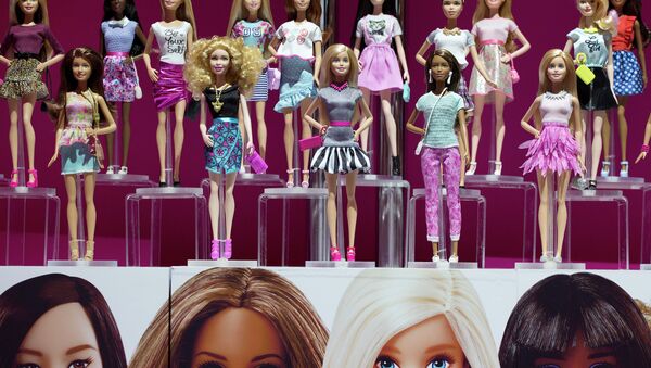 A display of Barbie Fashionistas is shown at the Mattel showroom at the North American International Toy Fair, Saturday, Feb. 14, 2015, in New York - Sputnik Brasil