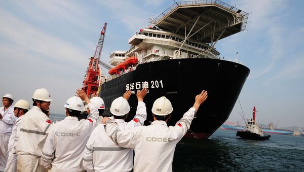 Trabalhadores portuários se despedem do primeiro navio chinês de perfuração para águas profundas, que segue viagem (foto de arquivo) - Sputnik Brasil