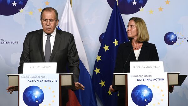 O chanceler russo, Sergei Lavrov, e a chefe da diplomacia da UE, Federica Mogherini, falando com a imprensa após encontro em Bruxelas, na sede da União Europeia - Sputnik Brasil