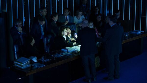 Senadoras de oposição ocupam a Mesa do Senado no Plenário às escuras - Sputnik Brasil