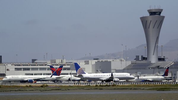 Quatro aviões em uma pista de rolamento no aeroporto de São Francisco, Califórnia, EUA - Sputnik Brasil
