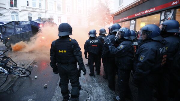 Manifestantes entraram em conflito com a polícia em Hamburgo, durante protestos contra a cúpula do G20 - Sputnik Brasil