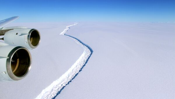 Rachadura é vista sobre a plataforma de gelo de Larsen C, na Antártida - Sputnik Brasil