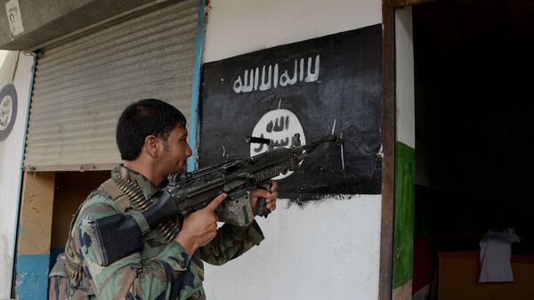 Soldado afegão aponta arma em construção com bandeira do Daesh - Sputnik Brasil