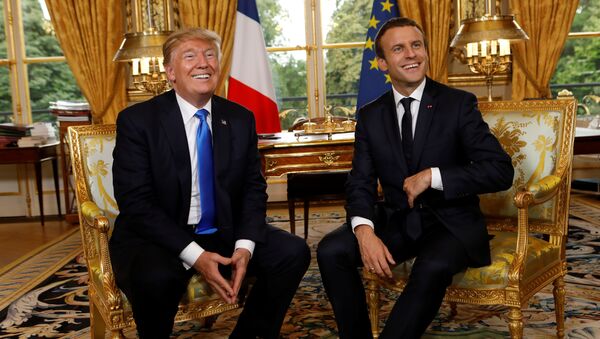 French President Emmanuel Macron and U.S. President Donald Trump (L) react as they meet at the Elysee Palace in Paris, France, July 13, 2017. - Sputnik Brasil