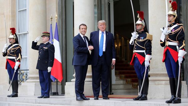 Presidente da França, Emmanuel Macron, recebe o presidente dos EUA, Donald Trump, em Paris. 13 de julho, 2017 - Sputnik Brasil