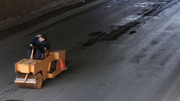 Operário asfalta rodovia na Rússia, foto de arquivo - Sputnik Brasil