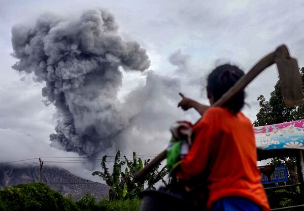 Pequeno morador rural observa vulcão Sinabung, Indonésia - Sputnik Brasil