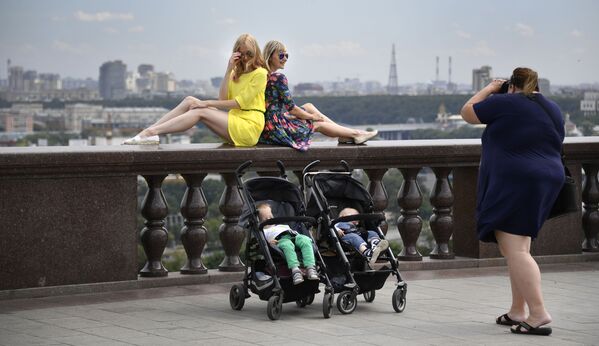 Meninas posam em um dos miradouros da capital russa, Vorobyovy Gory - Sputnik Brasil