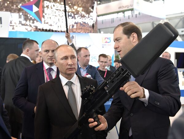 Presidente russo, Vladimir Putin, durante sua visita à exposição industrial Innoprom, Ekaterinburgo, Rússia - Sputnik Brasil