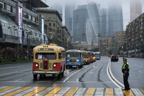 Parada de antigos meios de transporte em Moscou, no primeiro plano está o ônibus ZiS-155 - Sputnik Brasil
