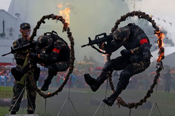 Exército de Libertação Popular chinês participa do show na base naval em Hong Kong - Sputnik Brasil