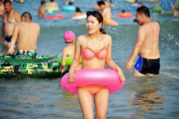 Mulher chinesa na praia em Qingdao, província de Shandong, China - Sputnik Brasil