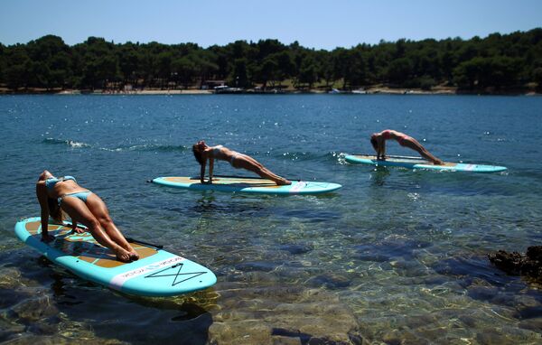 Meninas fazem ioga na costa do mar Adriático, Croácia - Sputnik Brasil
