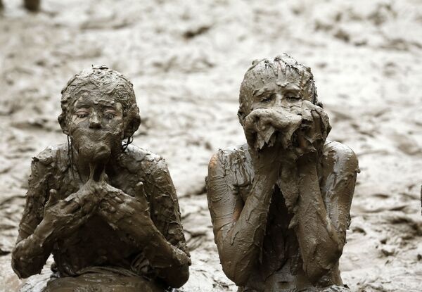 Crianças brincam com lama no Dia da Lama, Michigan, EUA - Sputnik Brasil